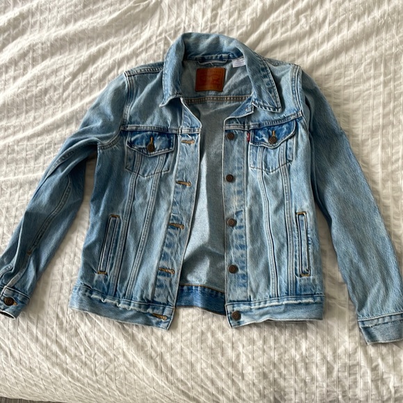 Levi's Jackets & Blazers - Women’s Levi’s denim jacket size medium